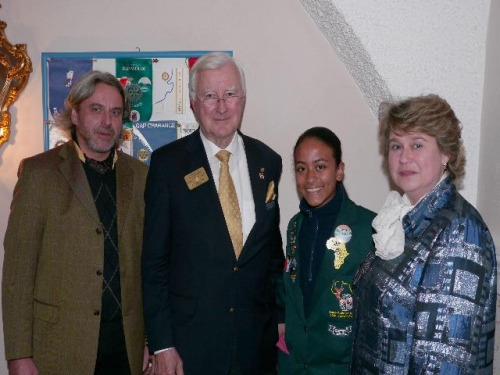 v.l.n.r. Präsident elect Martin Hrouza, Governor Peter Krause, Gastschülerin Taheera Mooi aus Südafrika und Präsident Anita Hohenberg