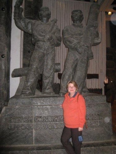 Sek Anita Hohenberg vor dem proletarischen Arbeiter-Denkmal aus Salz