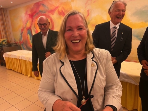 Lustige Unterhaltung mit Distriktgovernor