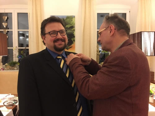 Christoph bekommt den Rotary - Pin