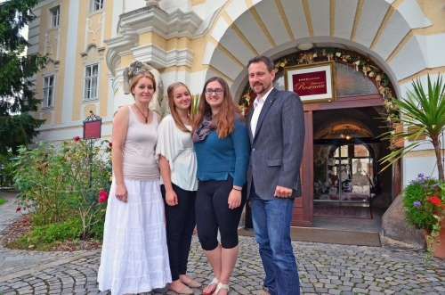 Meagan mit ihren Gasteltern (von links: Gloria Tersch, Laura Tersch, Meagan Minnich, Stefan Grum