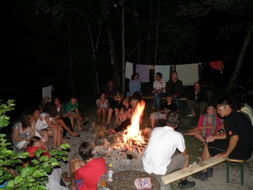 Lagerfeuerromantik (im Hintergrund Angelika, "Lager-Hilfsarbeiter" Alexander Bardeau und Martin II