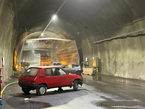 Tunnel mit Feuerwehreinsatz