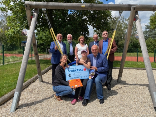 6000 Euro Spende F. Stanzl, F. Loidolt, M. Schaller, G. Hofbauer, Frau Stoifl, Past. Präs. Leopold Sommer RC Geras, Schatzmeister Warringer Rudolf;