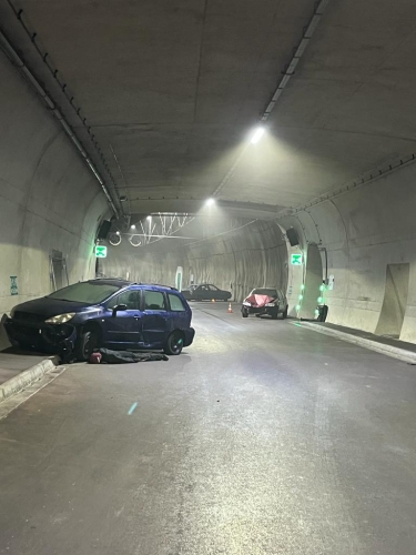 Autos in Tunnel